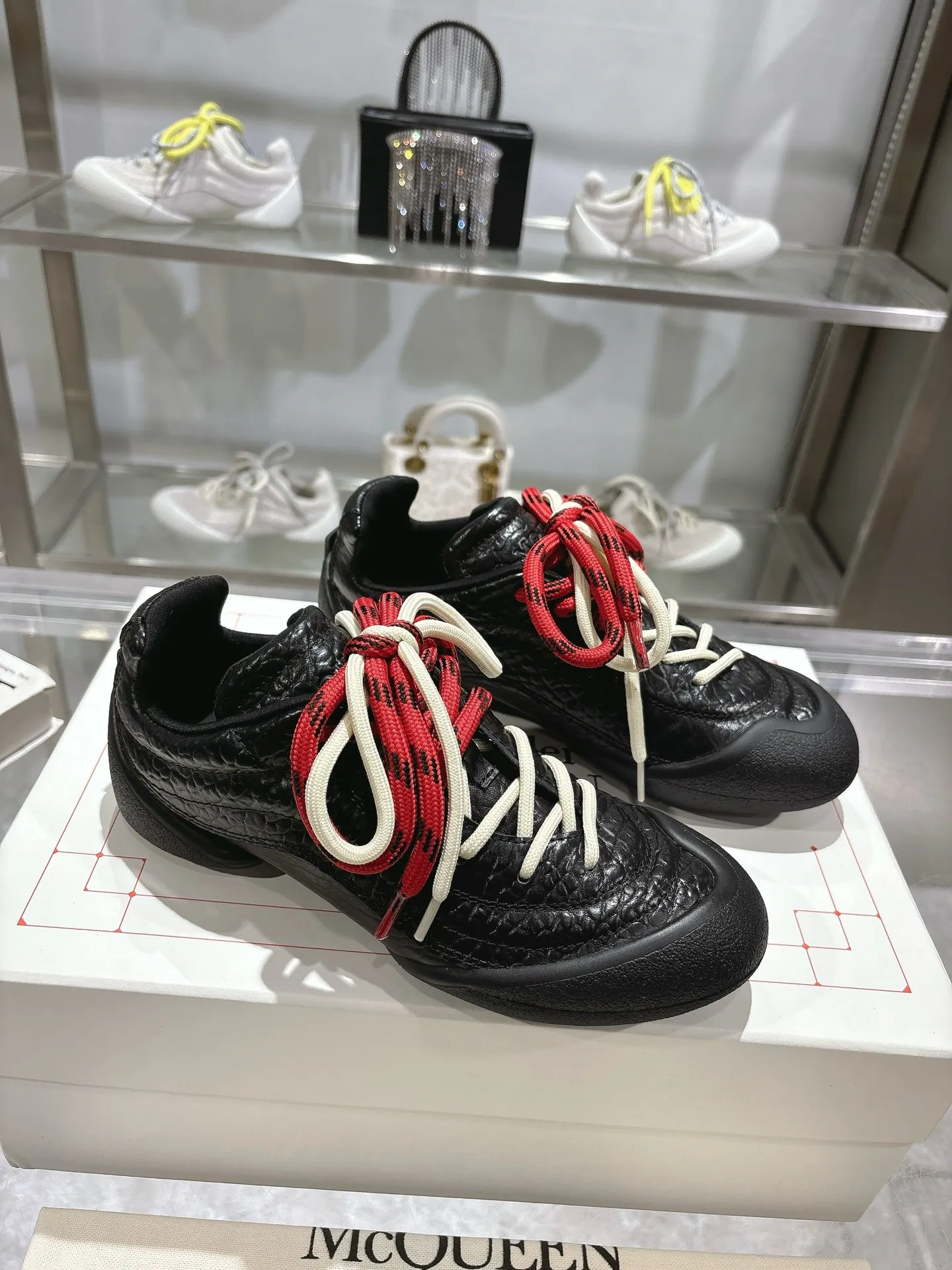 p580💰Couple model 𝐀𝐥𝐞𝐱𝐚𝐧𝐝𝐞𝐫 𝐌𝐜𝐐𝐮𝐞𝐞𝐧#/Alexander McQueen’s latest Flexion series, retro, casual, sneakers, original purchase, development, production, this Flexion Off Low-top sneakers in white grained leather with varying sized laces and an anatomically inspired lightweight segmented sole. The reverse skull pattern is embossed on the heel. Fabric: Original customized imported first-layer cowhide. Lining: Customized imported breathable mesh lining. Sole: Original open-molded non-slip TPU material. Bottom thickness: 2CM. Size: #Female size 35-40 (40 customized, non-refundable) #Men’s code 39-45 (45 customized, non-refundable)